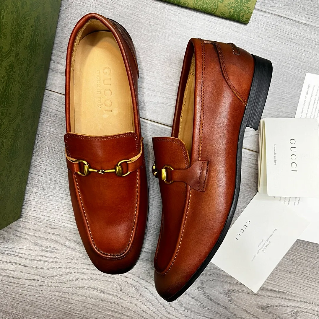 Ex-factory price: 480💰-(Gucci) men’s loafers! Genuine molded horsebit, a classic must-have for your shoe cabinet! The feet are particularly delicate! This Gucci original version is a set last, and we are consistent with the counter! Therefore, it is more comfortable in terms of last shape and comfort! Take it to the counter and compare at will! Good shoes are more than just what they make! But grasp the essence from the inside out! Material: Imported first-layer cowhide! Genuine leather outsole imported from Italy, size: 39-44 (38/45 customized, non-refundable)